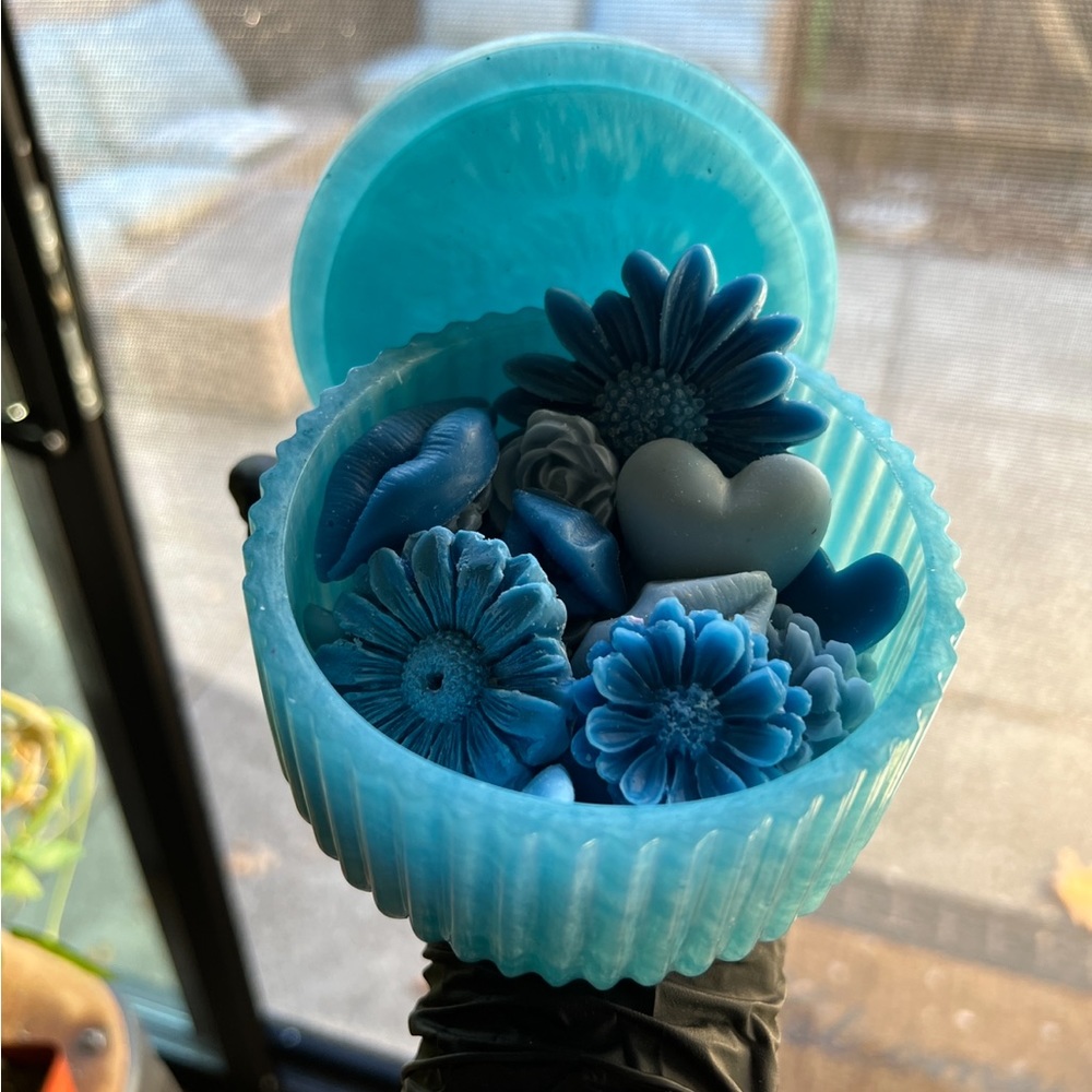 Candle wax melt’s. Amazing smell and everything is handmade. Container include.